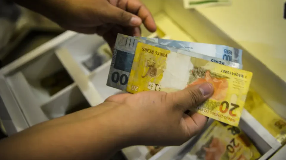 Cortes no ‘bolsa milionário’ seguem ignorados três anos após EC 109 ser aprovada