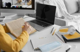 Brasil tem pela 1ª vez mais alunos na graduação a distância do que em cursos presenciais