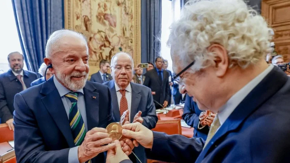 Lula é o segundo líder brasileiro na história homenageado pela Academia Francesa