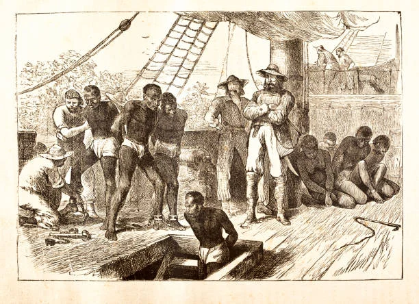 Ilustração retratando o embarque forçado de africanos escravizados em um navio negreiro durante o período do tráfico transatlântico de escravos. Imagem: iStock