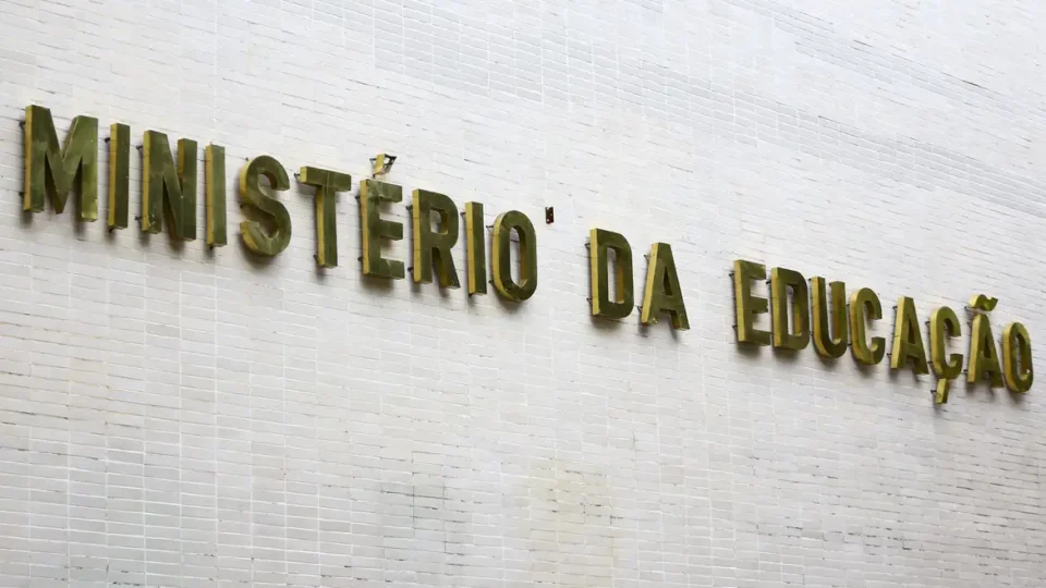 MEC libera acúmulo de benefícios para estudantes de graduação