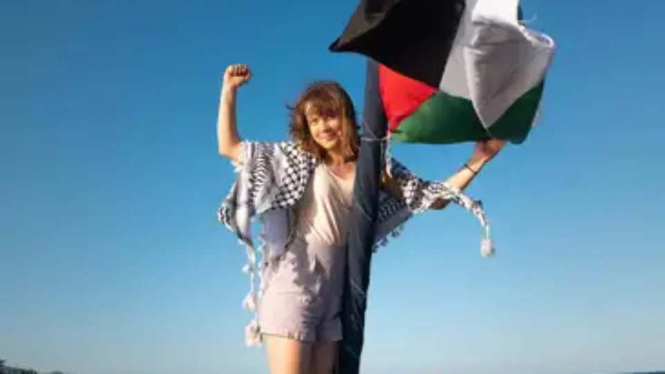 Barco com ativistas está a 24 horas de Gaza com ajuda humanitária