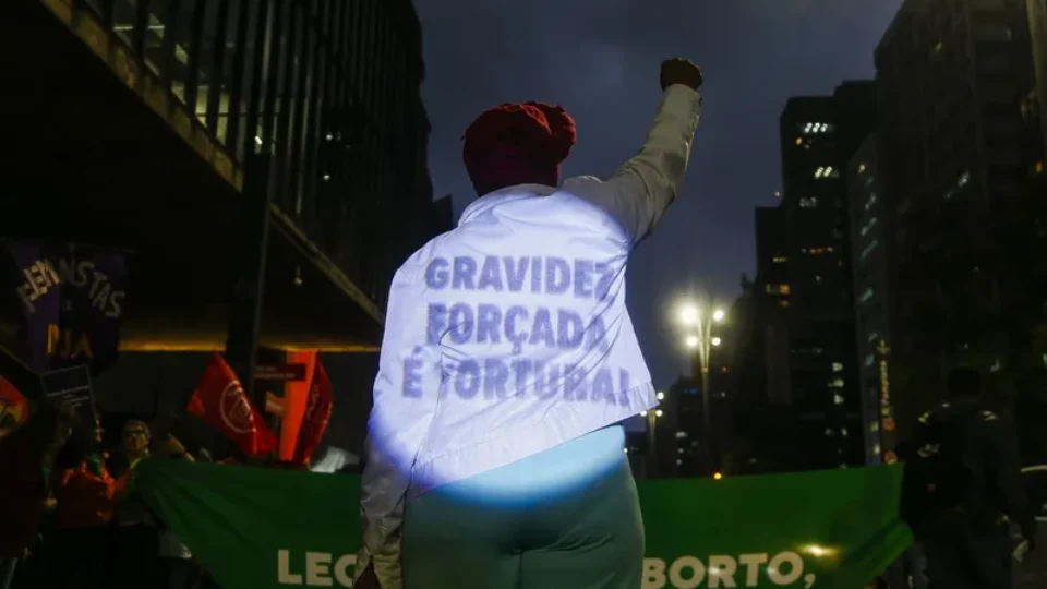 MP e juristas questionam lei que obriga cartazes antiaborto em hospitais do Rio