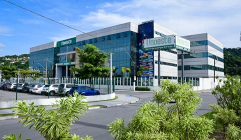 Estudantes de medicina dormem no chão e denunciam plantões exaustivos em faculdade de SP