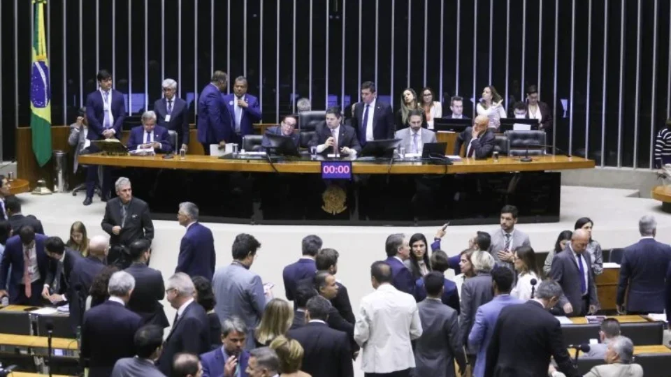 Conta de luz pode subir 3,5% após Congresso derrubar vetos de Lula; entenda o que está em jogo