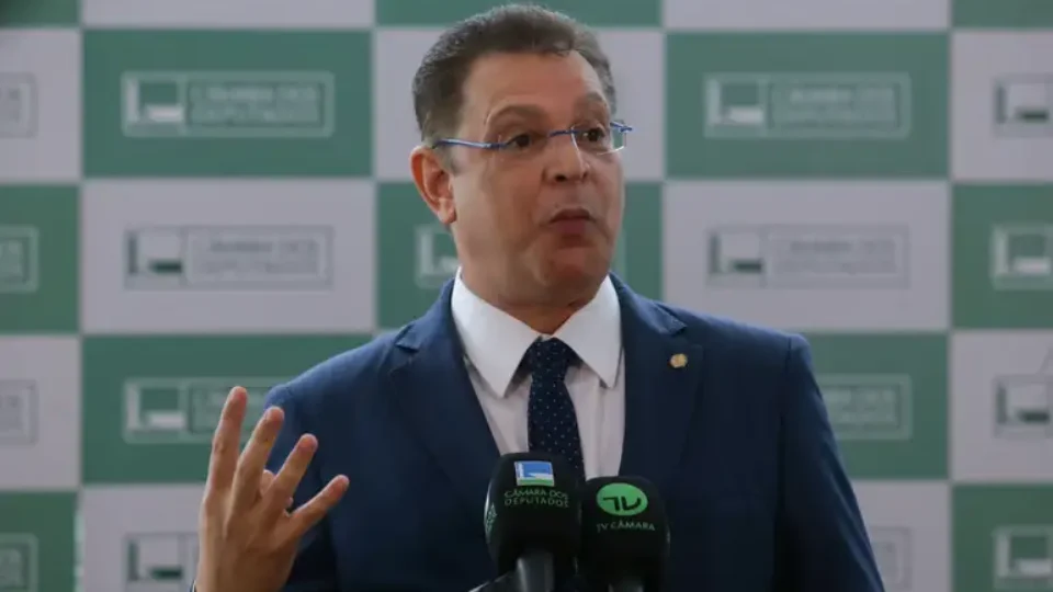 Líderes do governo reagem a fala de Sóstenes sobre dificultar indenização a aposentados