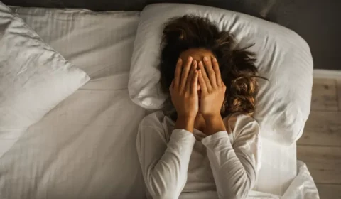 Especialistas recomendam comer uma fruta para dormir melhor; saiba qual