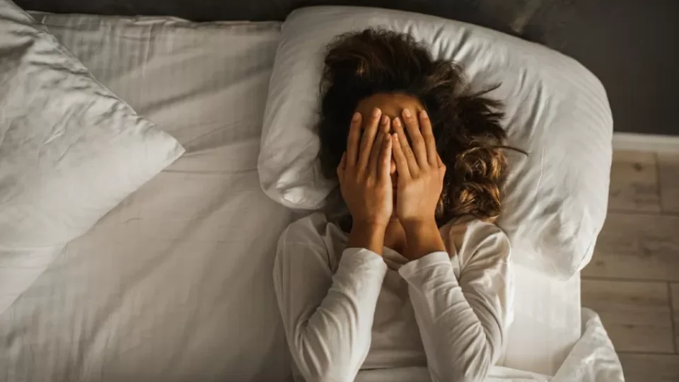 Especialistas recomendam comer uma fruta para dormir melhor; saiba qual