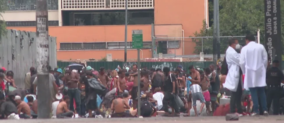 Internação involuntária voltou ao debate público como resposta ao uso de drogas em grandes cidades. Sem garantia de continuidade no cuidado, a medida tende a isolar sem resolver. Foto: Reprodução / TV Globo