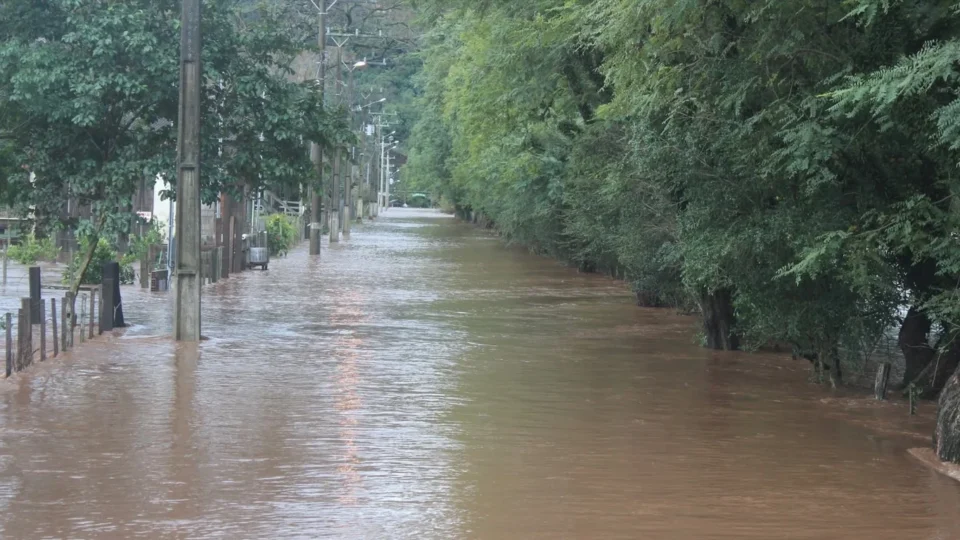 RS volta a sofrer com chuvas fortes nesta quarta-feira (18)