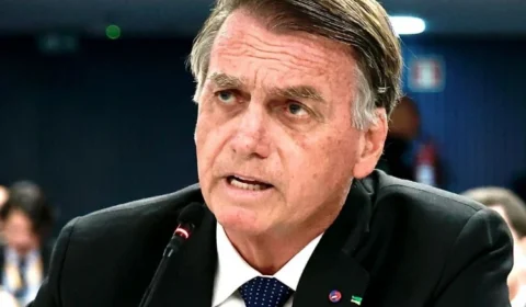 Ação contra Bolsonaro cita reunião com embaixador e posts nas redes sociais