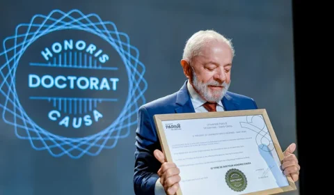 O homem-caranguejo que faz Lula brilhar em Paris