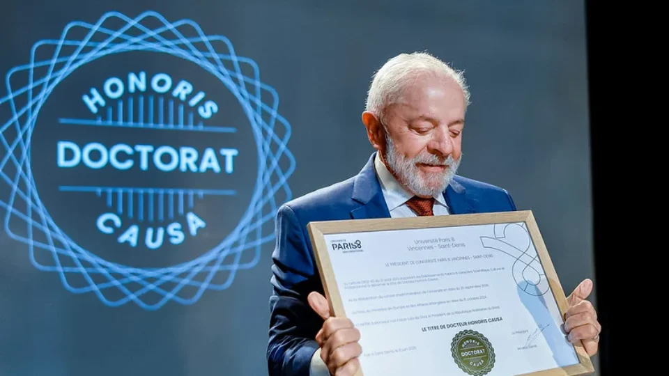 O homem-caranguejo que faz Lula brilhar em Paris