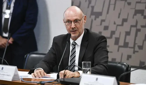 Diretor da Abin deixa Congresso sem falar com servidores e imprensa após sessão sigilosa