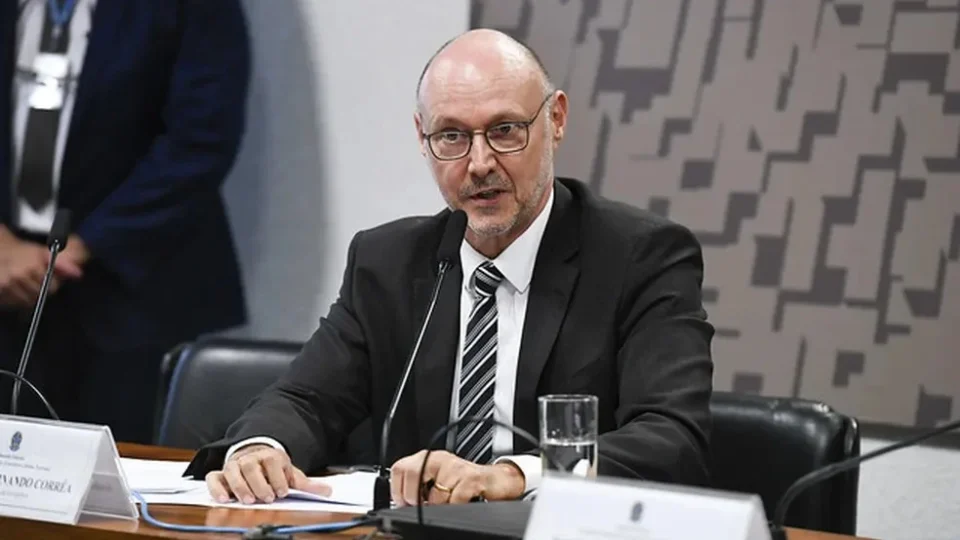 Diretor da Abin deixa Congresso sem falar com servidores e imprensa após sessão sigilosa
