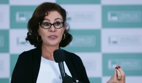 PF encaminha pedido de inclusão de Carla Zambelli na lista da Interpol