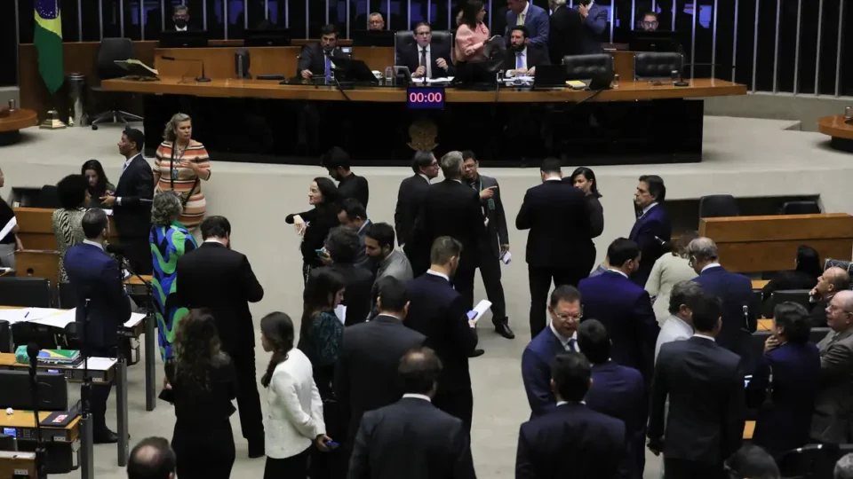 Governo não sabe se vai ao Supremo por IOF, diz AGU