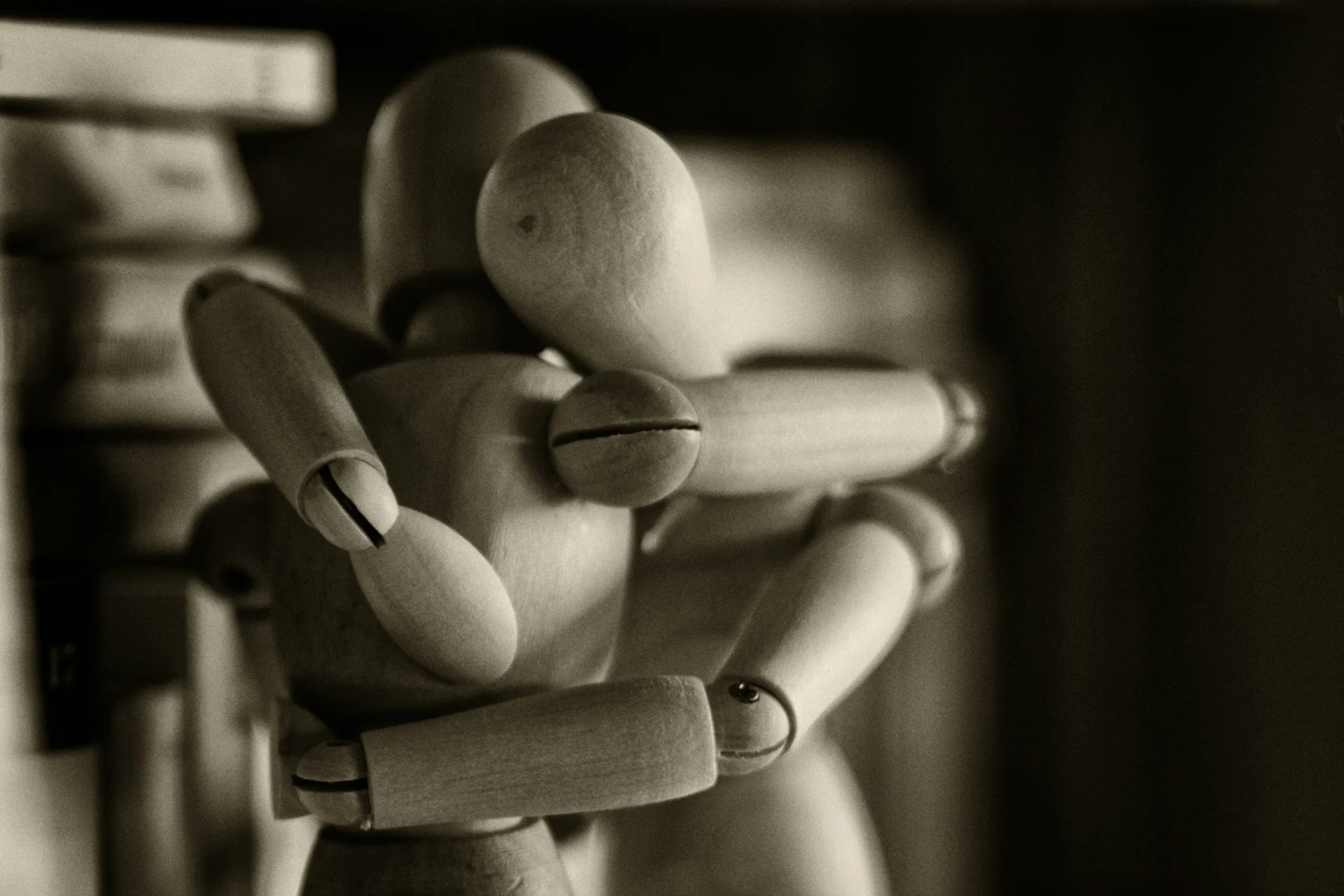 dois-bonecos-de-madeira-abracando-figuras