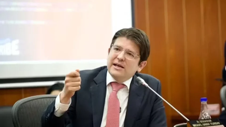 Pré-candidato à presidência da Colômbia é baleado durante evento em Bogotá