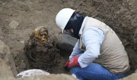 Múmia de 1000 anos é encontrada em escavação no Peru