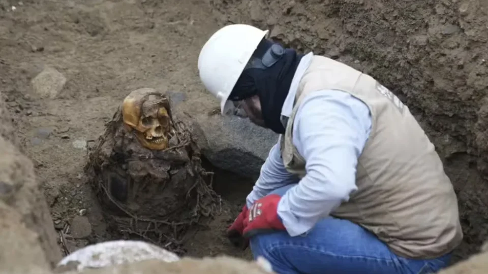 Múmia de 1000 anos é encontrada em escavação no Peru