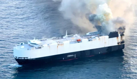 Navio com 3 mil veículos está à deriva nos EUA após incêndio em carros elétricos