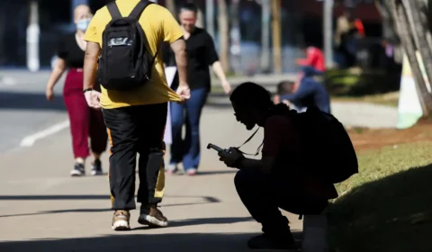 Percentual de jovens que não trabalham nem estudam cai a 18,5% e atinge 8,9 milhões no Brasil
