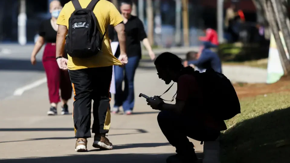 Percentual de jovens que não trabalham nem estudam cai a 18,5% e atinge 8,9 milhões no Brasil