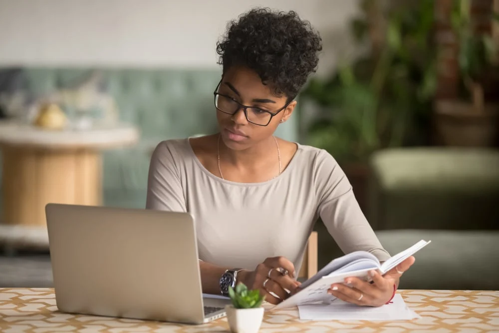 O EAD nasceu no século 18 com cartas enviadas pelo correio e evoluiu junto com a tecnologia até se tornar uma das principais formas de acesso à educação no século 21. Imagem: Shutterstock