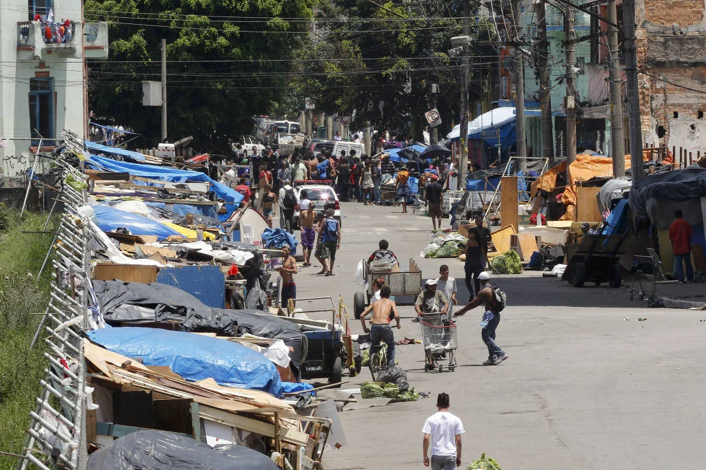 Barracos montados na Alameda Dino Bueno, nos Campos Elíseos, onde a Cracolândia se concentrava em 2013. Foto: Moacyr Lopes Junior/ Folhapress