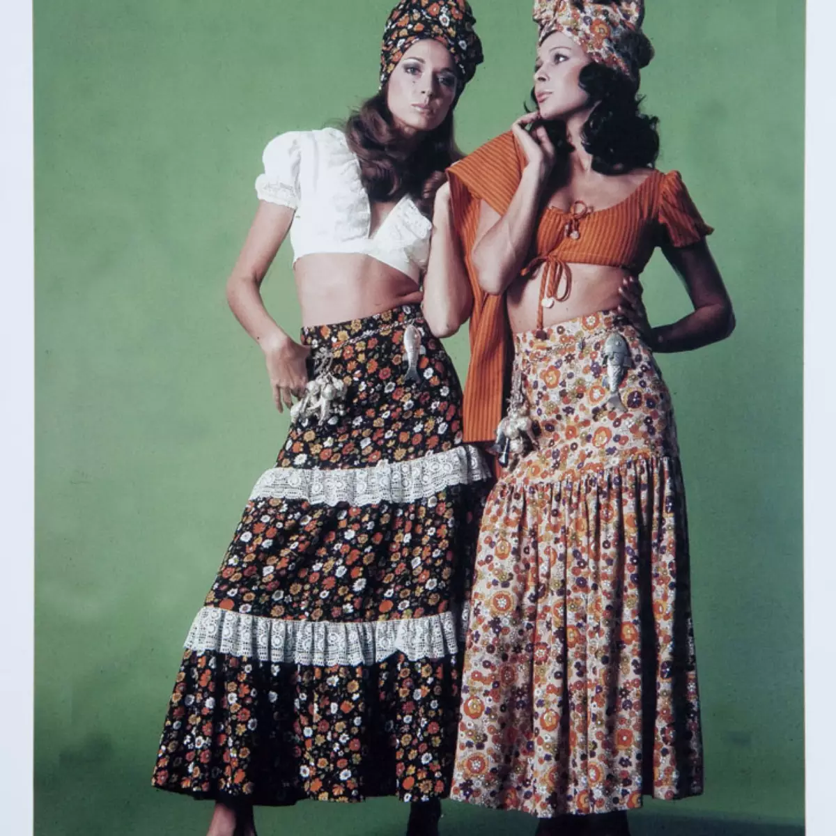Moda como ato de resistência: modelos americanas usando peças da Zuzu Angel em ensaio fotográfico. Imagem: reprodução 