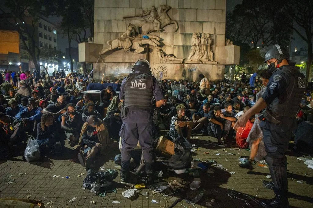 Operação na praça Princesa Isabel, em maio de 2022, resultou em prisões, apreensão de drogas e dispersão de usuários da Cracolândia no centro de São Paulo. Foto: Danilo Verpa/ Folhapress