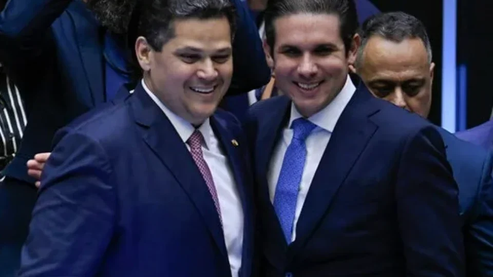 Motta, Alcolumbre e Barroso usam aviões da FAB para ir a Festival de Parintins