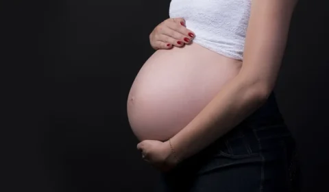 Brasileiras estão tendo menos filhos e adiam maternidade, diz Censo
