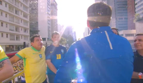 Tarcísio afaga Bolsonaro em protesto, critica governo Lula e poupa STF