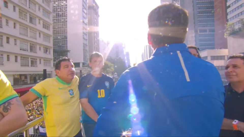 Tarcísio afaga Bolsonaro em protesto, critica governo Lula e poupa STF