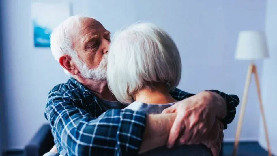 Alzheimer: café frio e a arte do cuidado