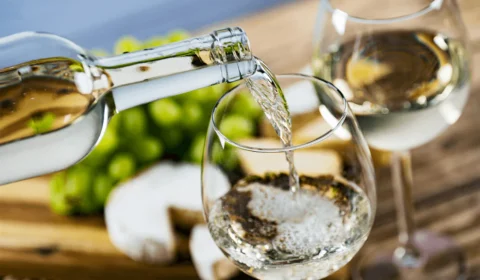 Vinho branco pode prevenir paradas cardíacas súbitas, aponta estudo