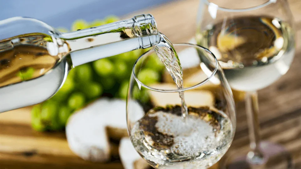 Vinho branco pode prevenir paradas cardíacas súbitas, aponta estudo
