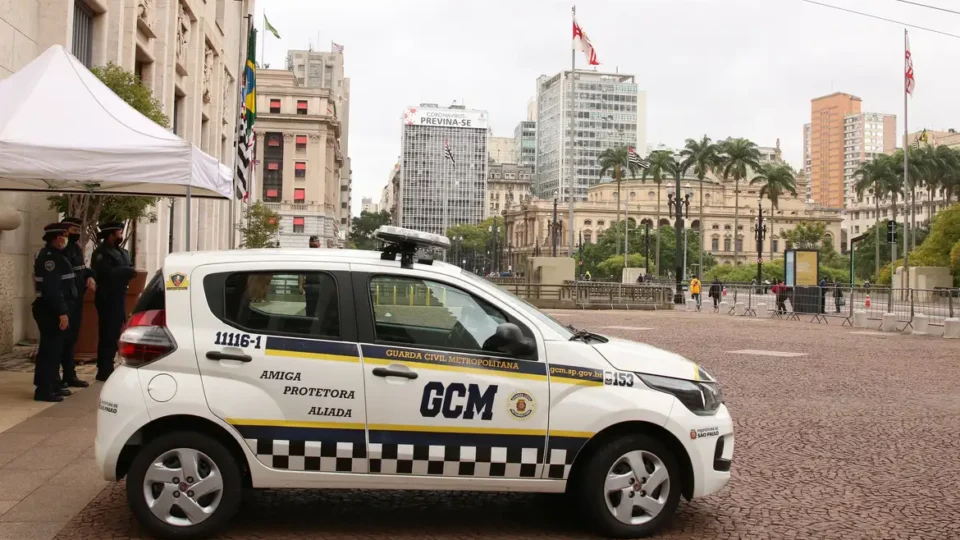 GCMs são flagrados arrastando e agredindo homem com cassetete em São Paulo