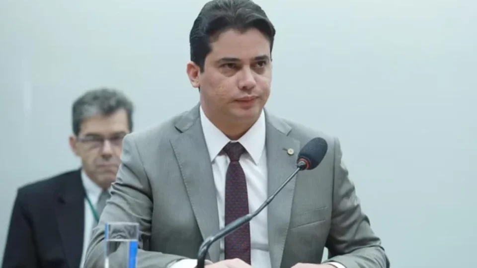 Deputado é alvo de operação da PF que mira fraudes em licitações no Ceará