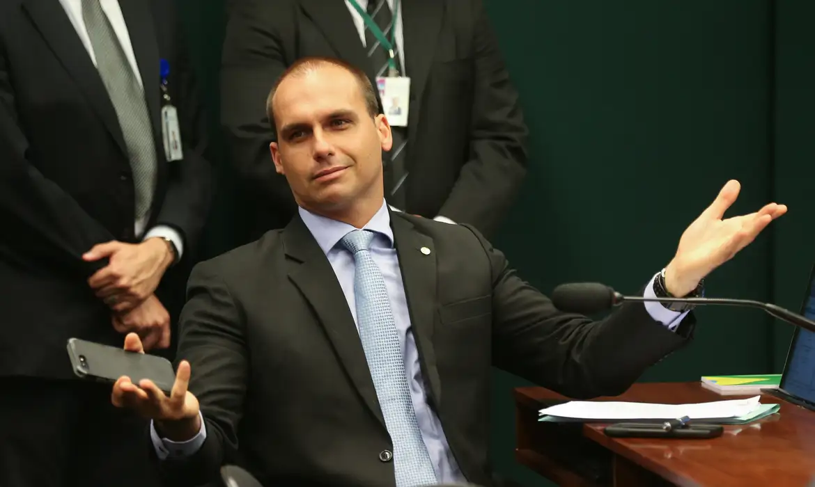 Eduardo Bolsonaro diz que não vai renunciar ao mandato de deputado