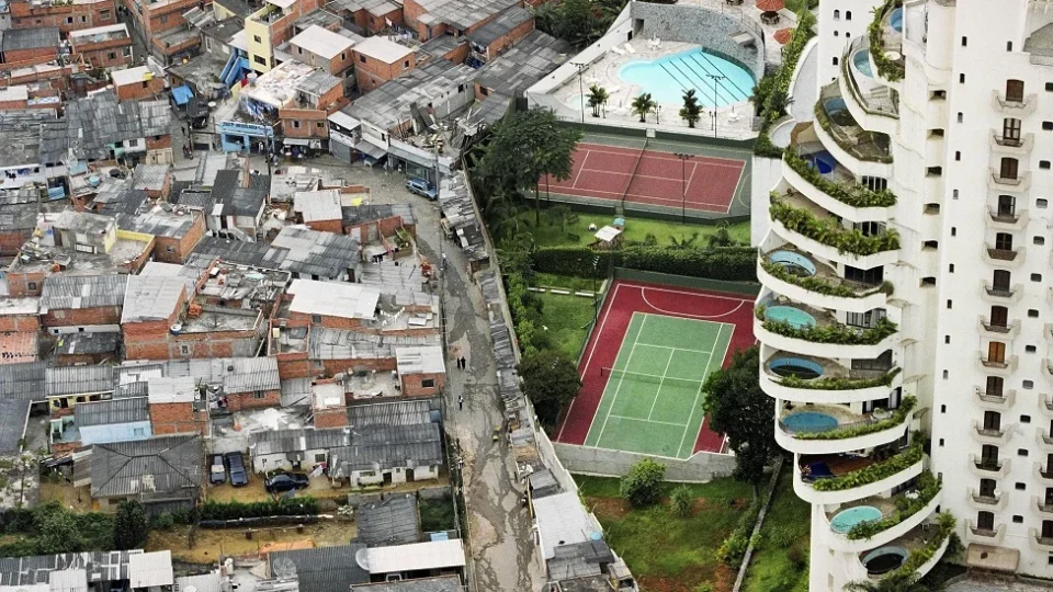 DESIGUALDADE: No Brasil, 63% da riqueza do país está nas mãos de apenas 1% da população