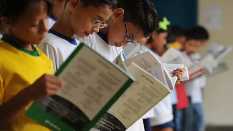 MEC compra apenas livros de português e matemática para o ensino básico