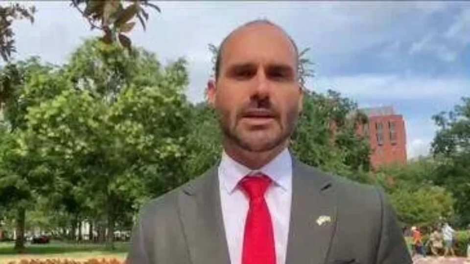 Eduardo intensificou condutas ilícitas após tornozeleira em Bolsonaro, diz Moraes
