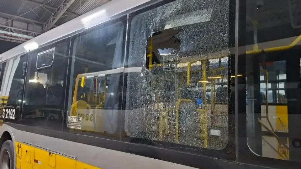 Polícia investiga apedrejamentos de ônibus em SP