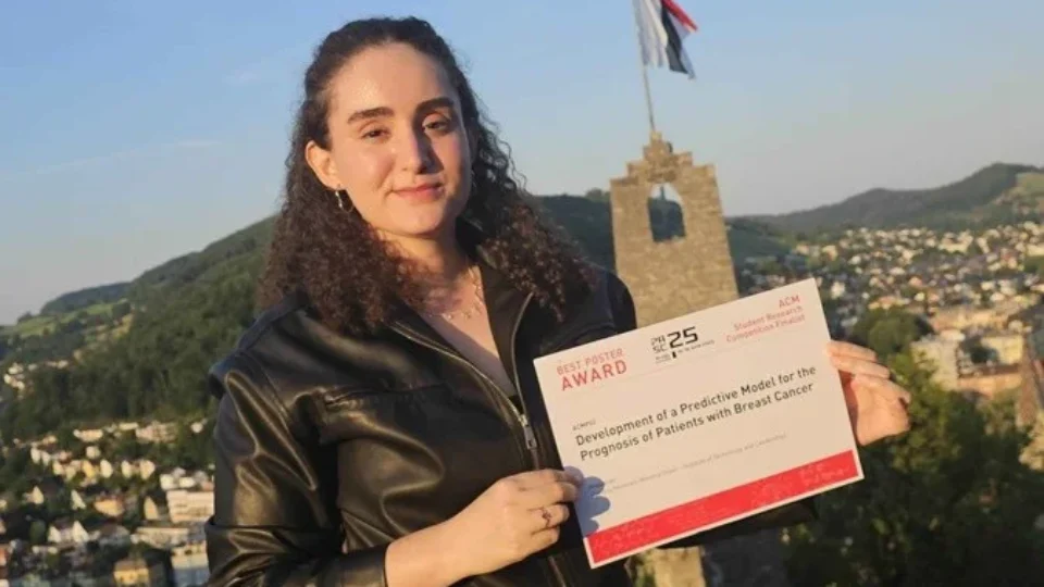 Brasileira é premiada na Suíça por desenvolver sistema com IA que auxilia em casos de câncer