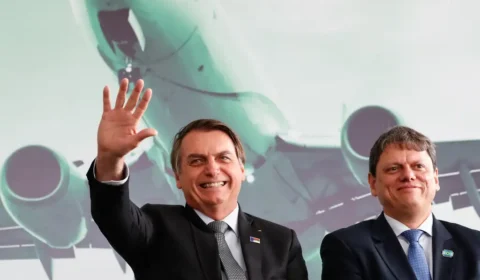 Promessa de Tarcísio de indultar Bolsonaro em primeiro ato municia esquerda