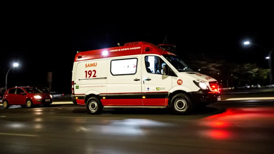 Jovem passa mal e morre em ônibus; 26 iPhones estavam colados ao corpo