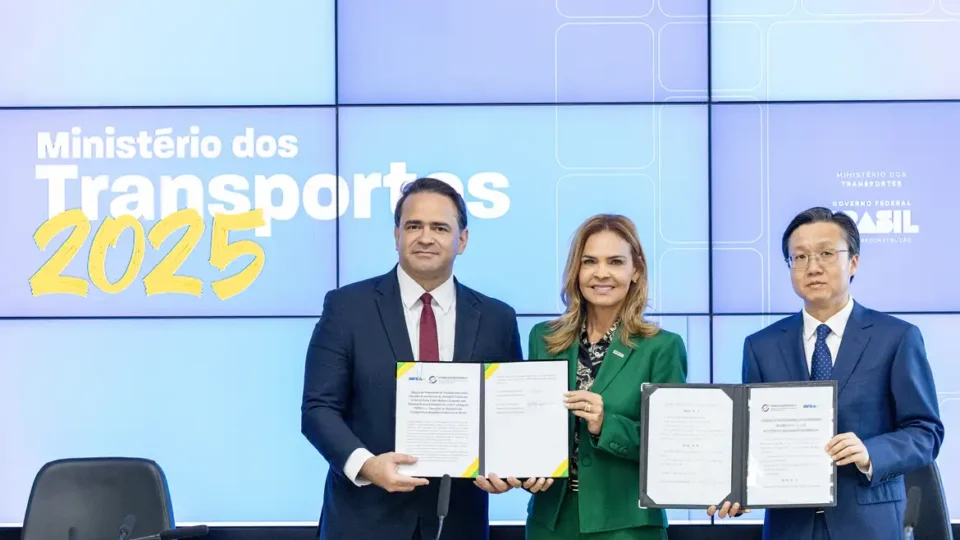 Brasil e China assinam acordo para estudar ferrovia até o Peru